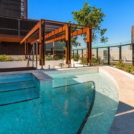 Aparthotel Fv By Peppers Brisbane Exterior foto The rooftop pool at the Emporium Hotel South Bank