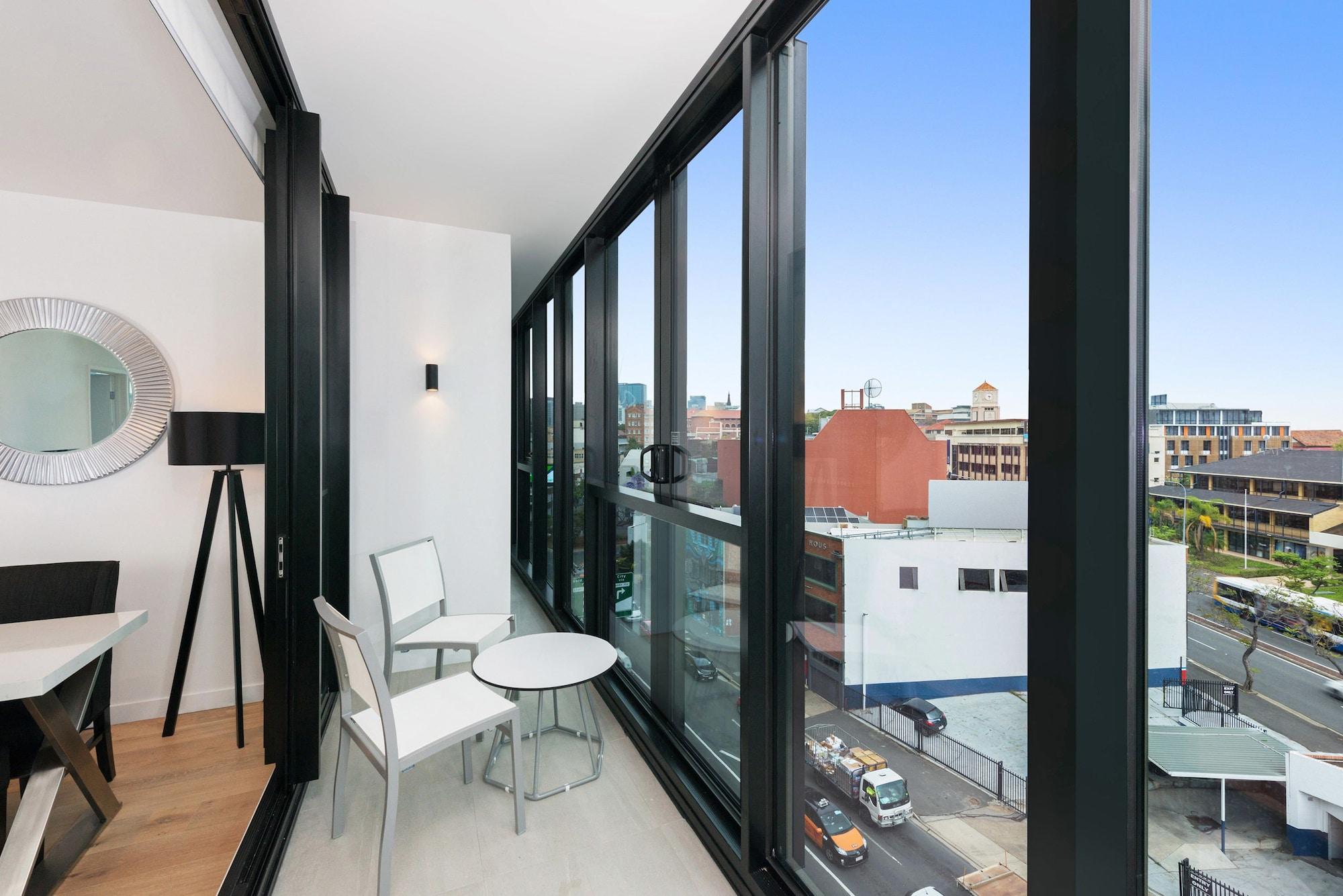 Aparthotel Fv By Peppers Brisbane Exterior foto A balcony in an apartment