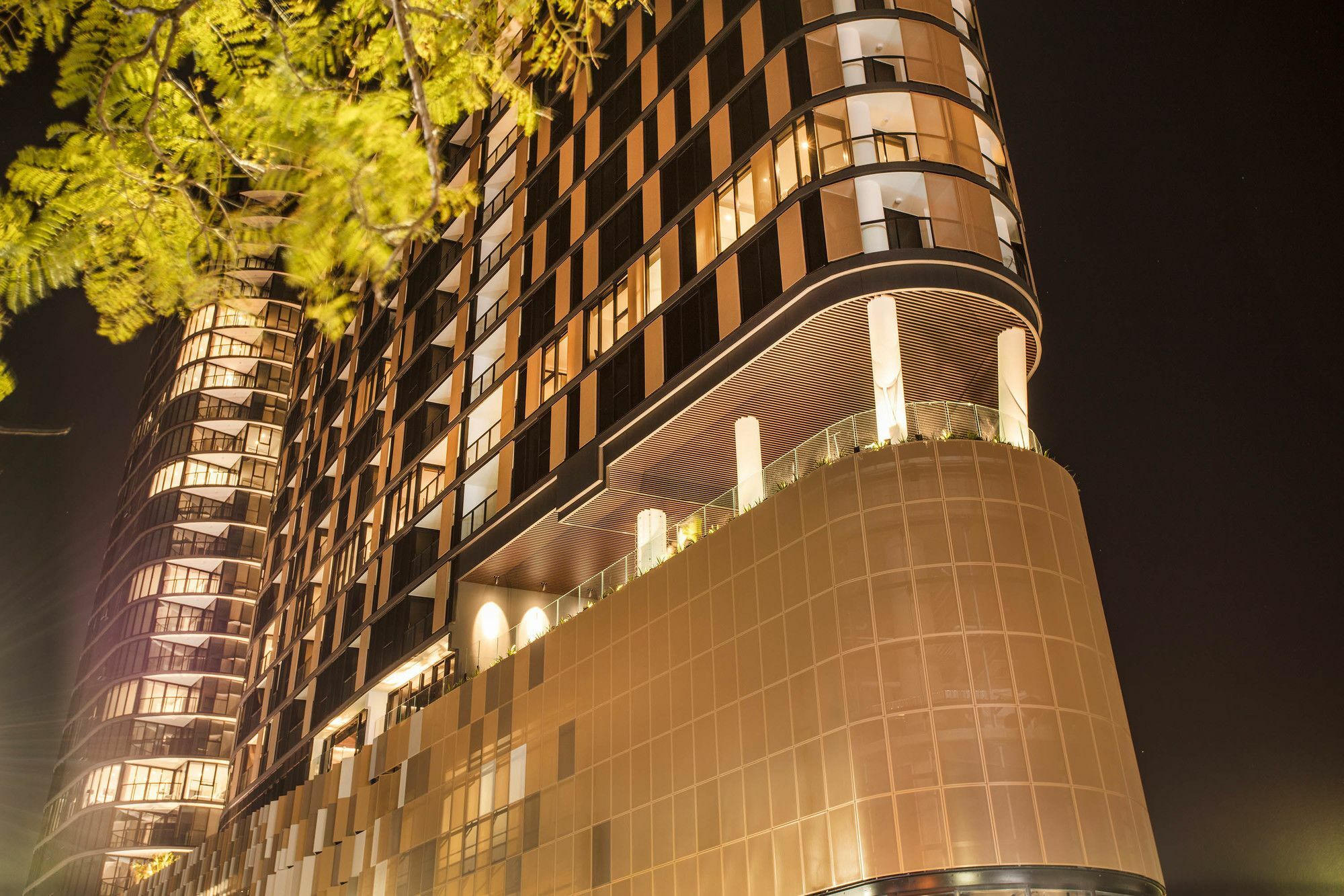 Aparthotel Fv By Peppers Brisbane Exterior foto The building at night