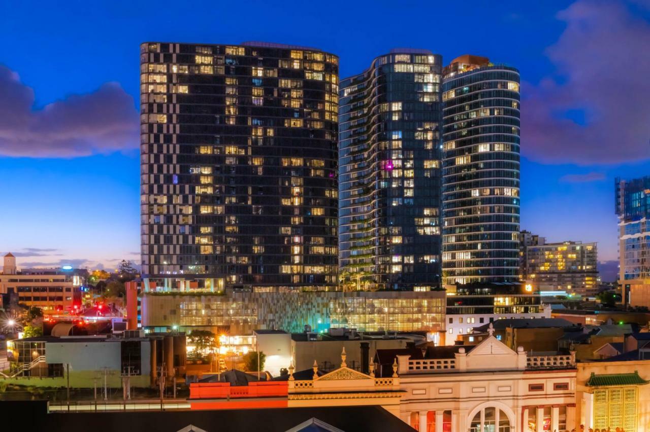 Aparthotel Fv By Peppers Brisbane Exterior foto The complex at night