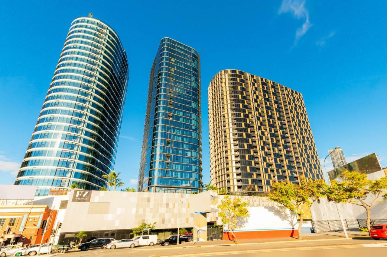 Aparthotel Fv By Peppers Brisbane Exterior foto The three towers of the complex