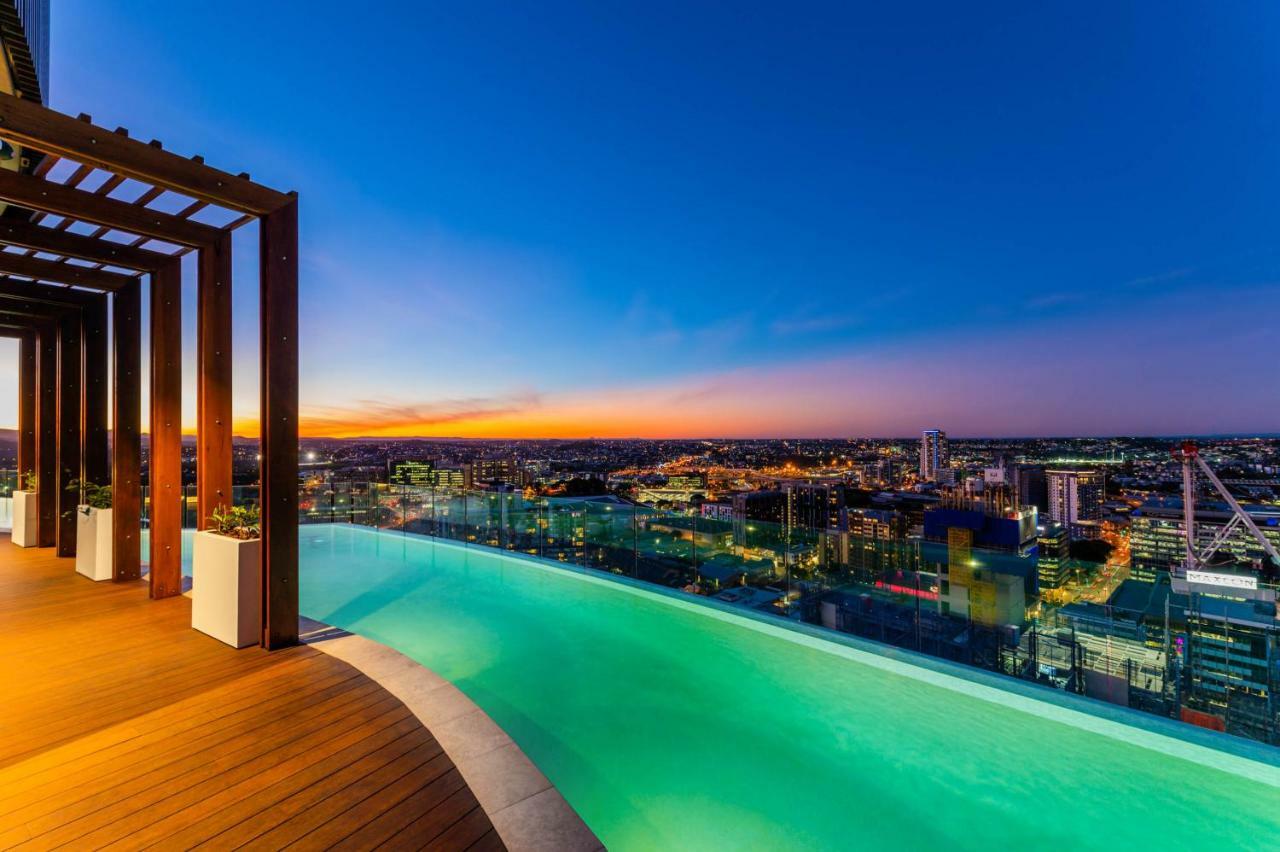 Aparthotel Fv By Peppers Brisbane Exterior foto Infinity pool at the rooftop of the hotel